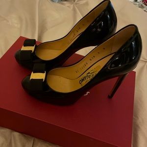 Salvatore Ferragamo Rilly patent bow pump size 6